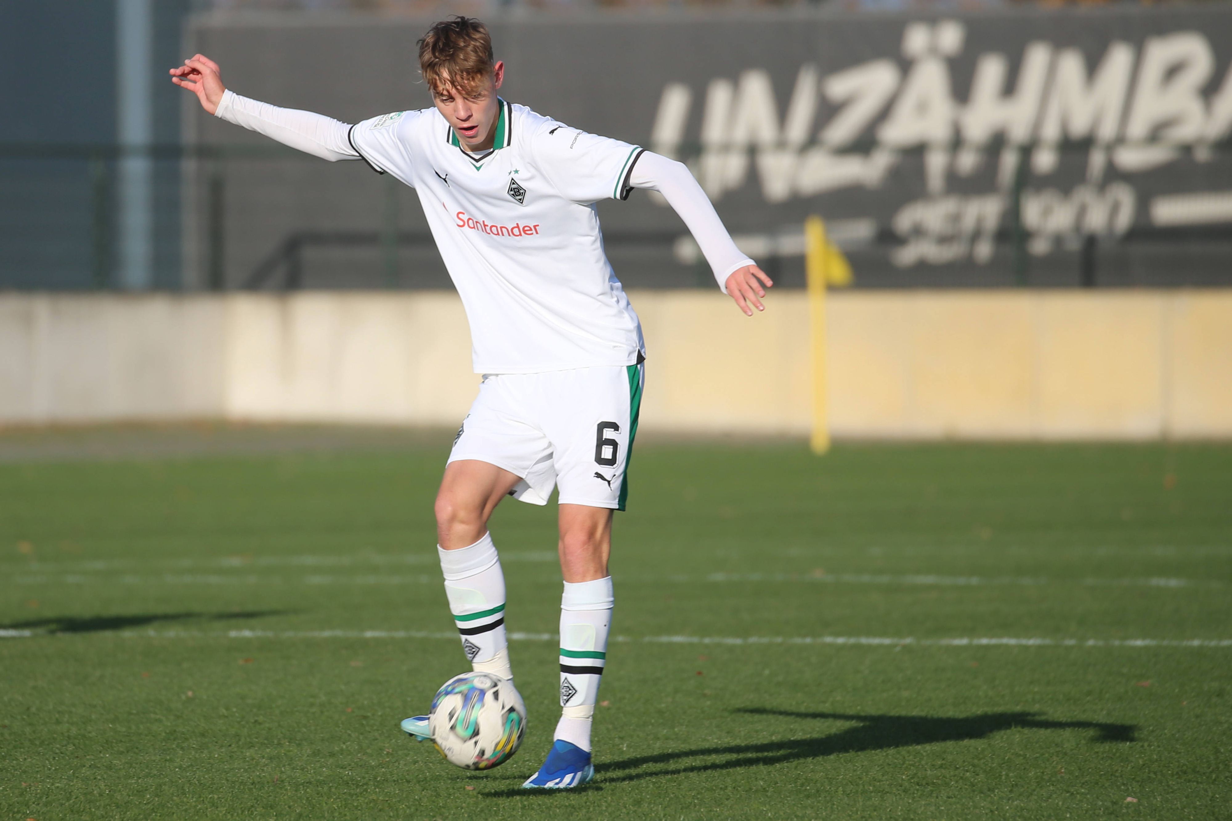Niklas Swider kontrolliert den Ball.