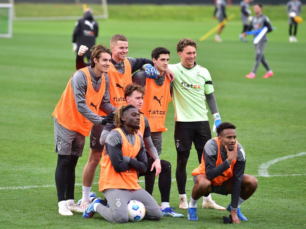 Borussia-Spieler posieren für ein Foto.