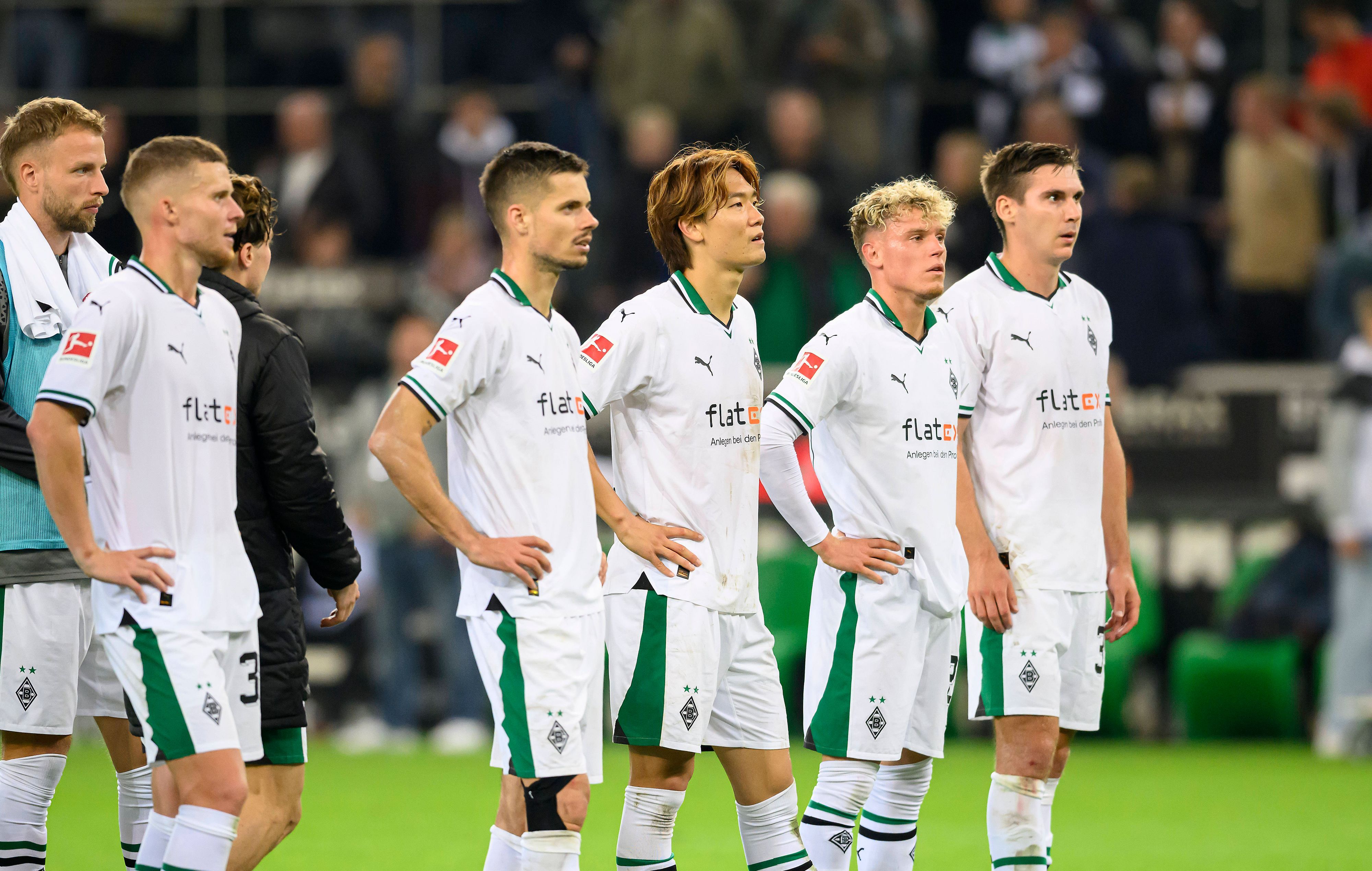 Mehrere Spieler von Borussia Mönchengladbach stehen enttäuscht vor der eigenen Kurve, unter ihnen Julian Weigl, Ko Itakura, Nico Elvedi, Robin Hack und Maximilian Wöber.