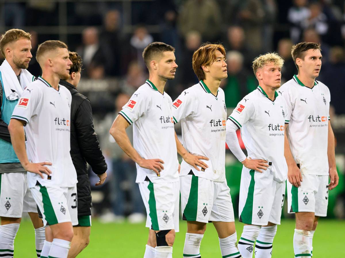 Mehrere Spieler von Borussia Mönchengladbach stehen enttäuscht vor der eigenen Kurve, unter ihnen Julian Weigl, Ko Itakura, Nico Elvedi, Robin Hack und Maximilian Wöber.