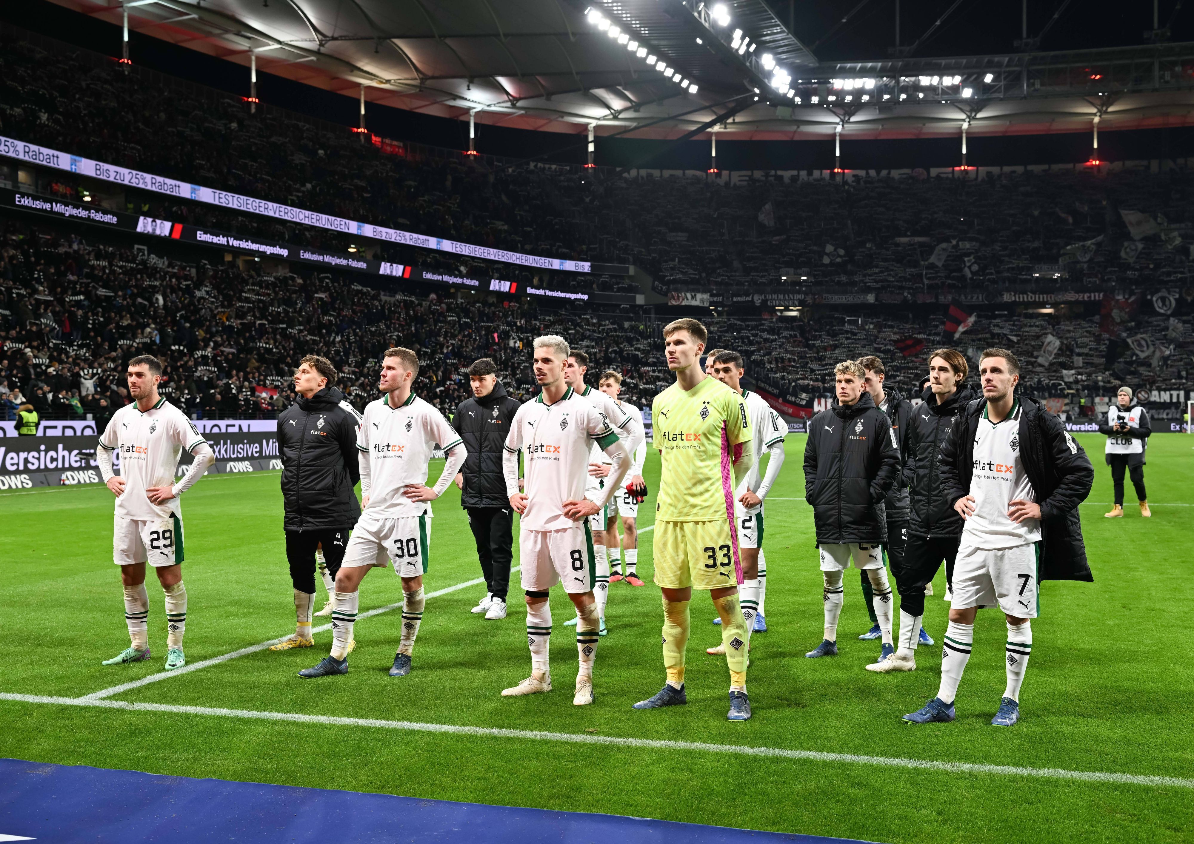 Die Borussia-Spieler vor dem Gästeblock in Frankfurt.