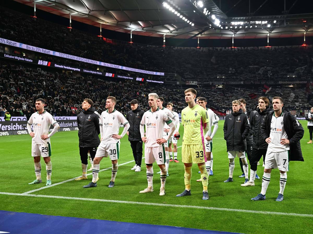 Die Borussia-Spieler vor dem Gästeblock in Frankfurt.