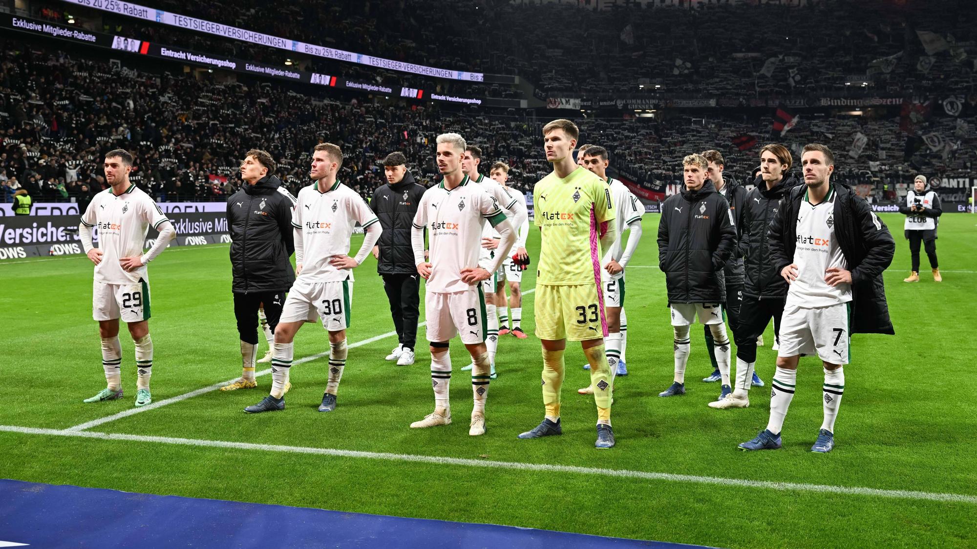 Die Borussia-Spieler vor dem Gästeblock in Frankfurt.
