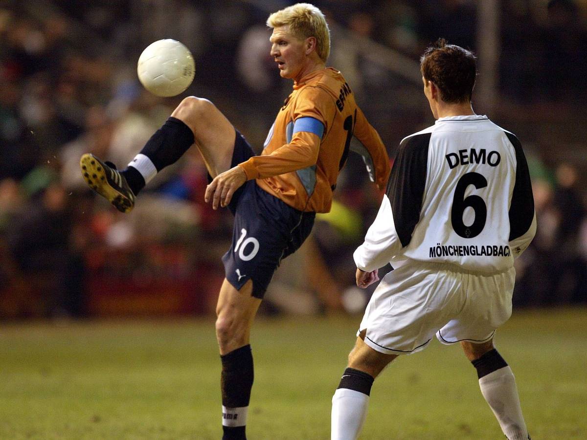 Stefan Effenberg im orangen Wolfsburg-Trikot spielt den Ball. Igor Demo versucht im Trikot von Borussia Mönchengladbach dazwischenzugehen.