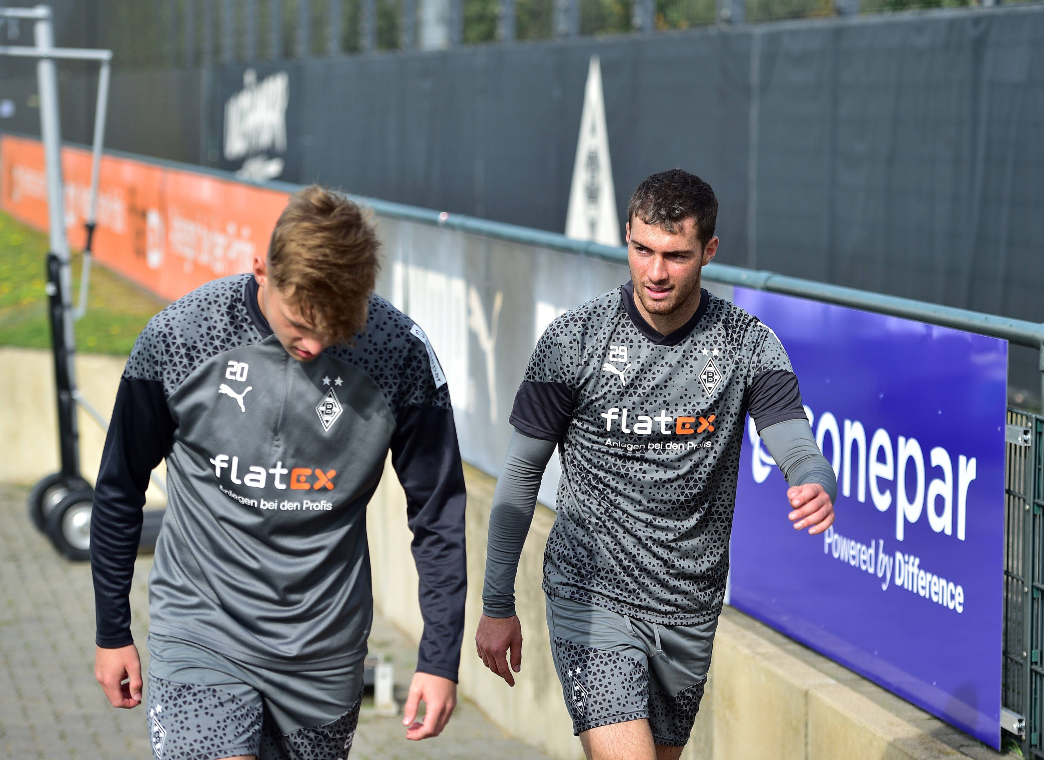 Luca Netz und Joe Scally verlasse den Trainingsplatz.