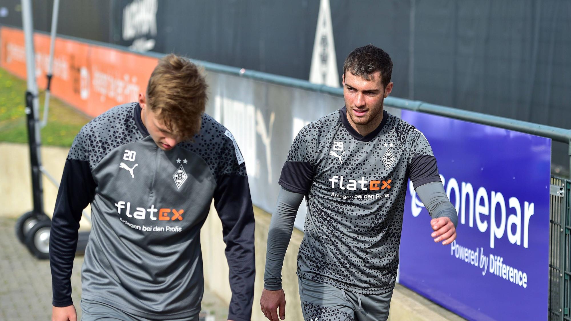Luca Netz und Joe Scally verlasse den Trainingsplatz.
