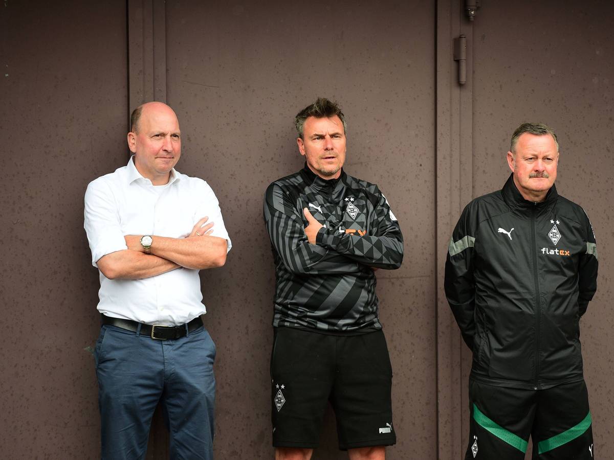 Stephan Schippers, Steffen Korell und Roland Virkus stehen nebeneinander vor einer Wand.