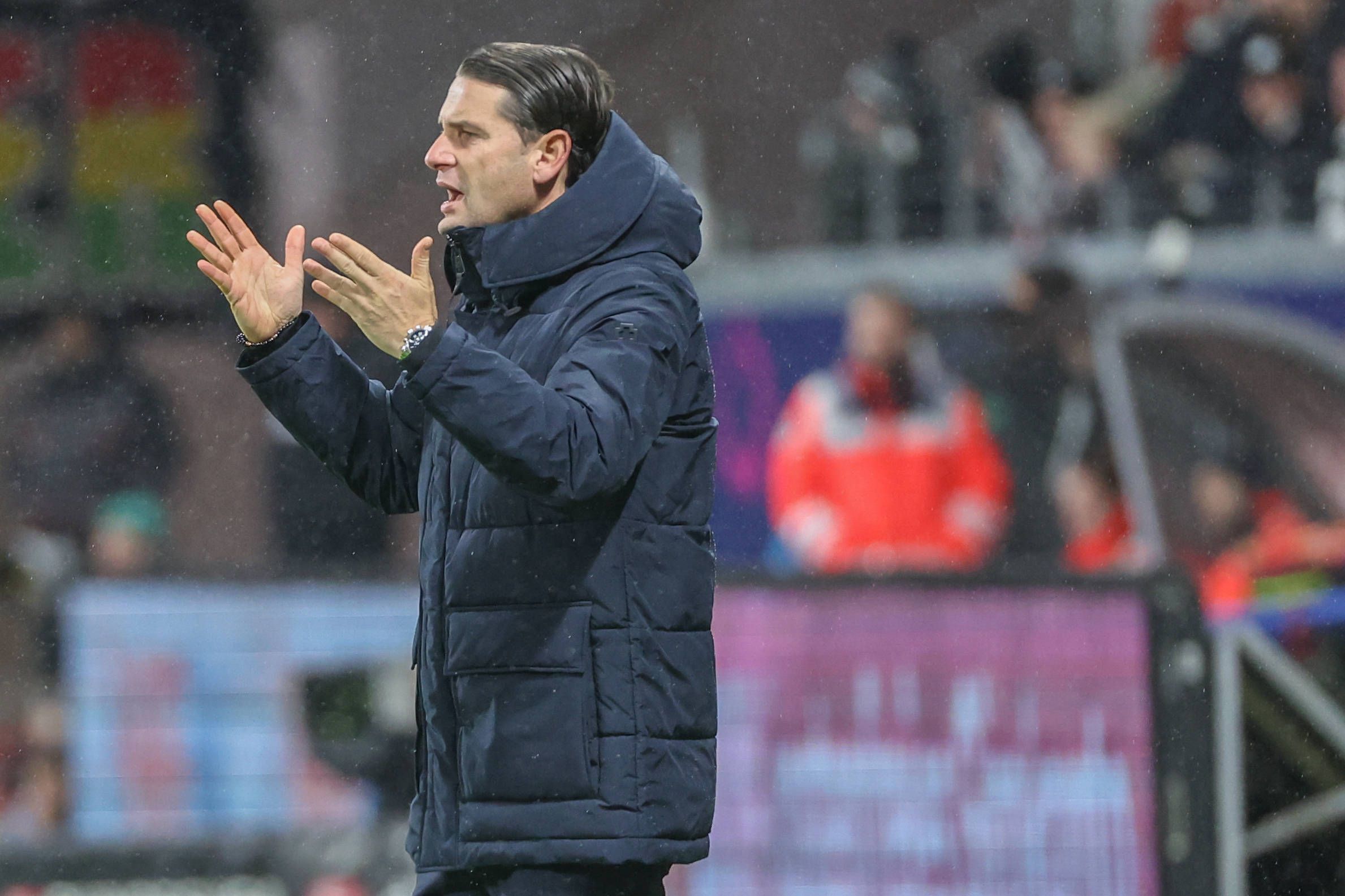 Gerardo Seoane streckt beide Hände nach vorn.