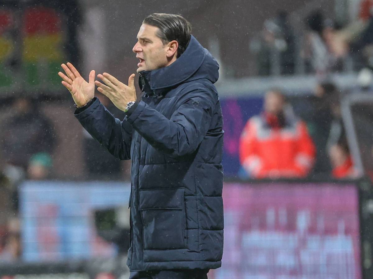Gerardo Seoane streckt beide Hände nach vorn.