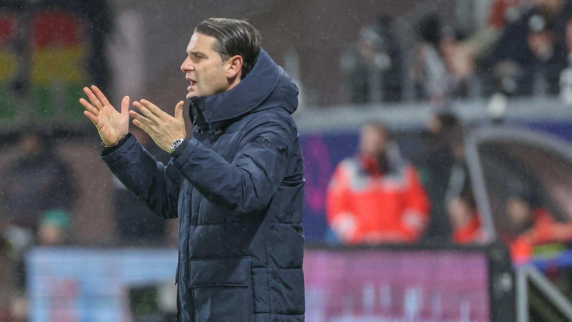 Gerardo Seoane streckt beide Hände nach vorn.
