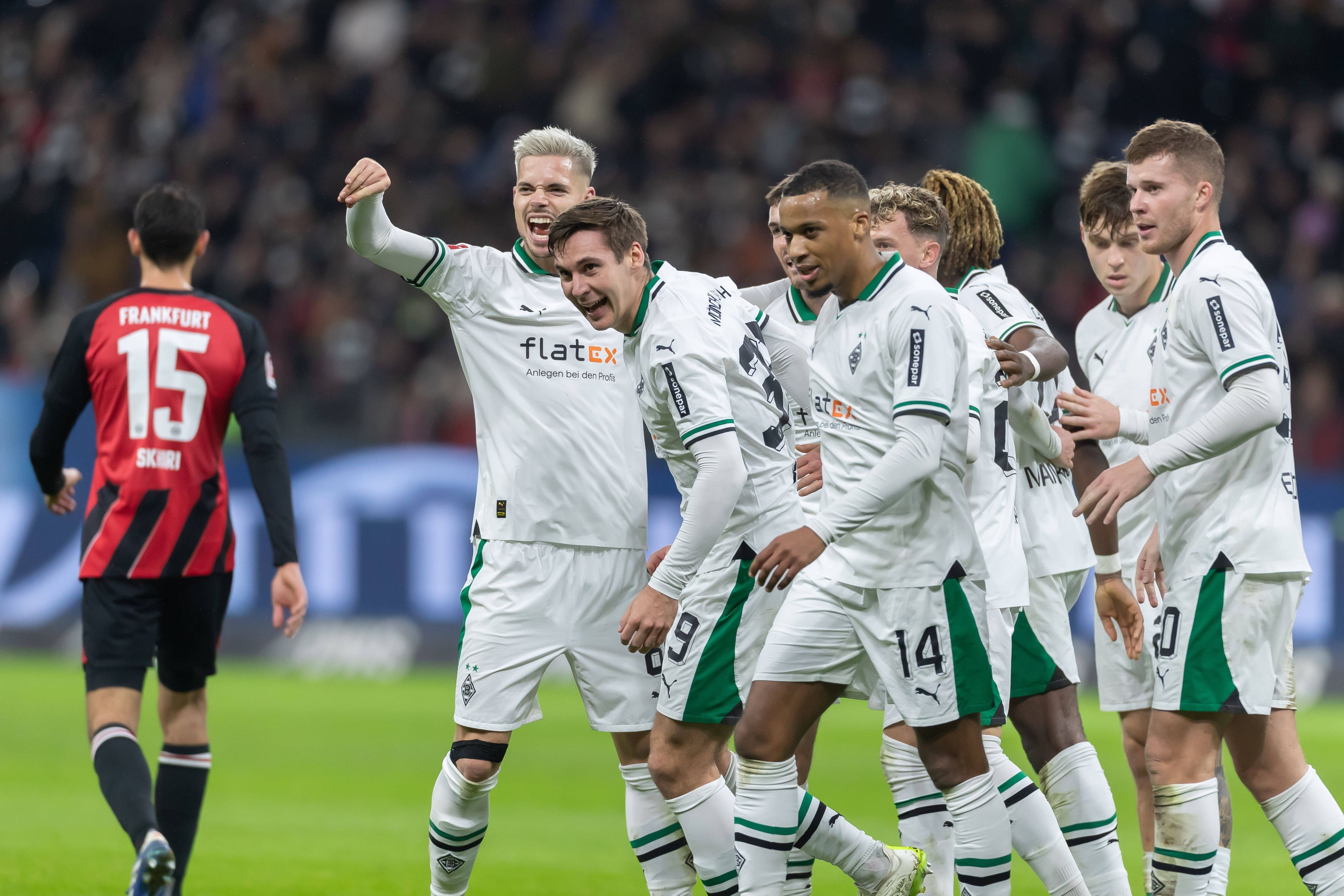 Spieler von Borussia Mönchengladbach bejubeln einen erzielten Treffer.
