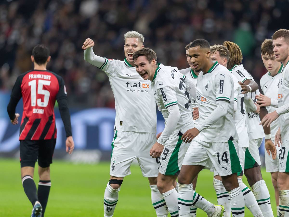 Spieler von Borussia Mönchengladbach bejubeln einen erzielten Treffer.
