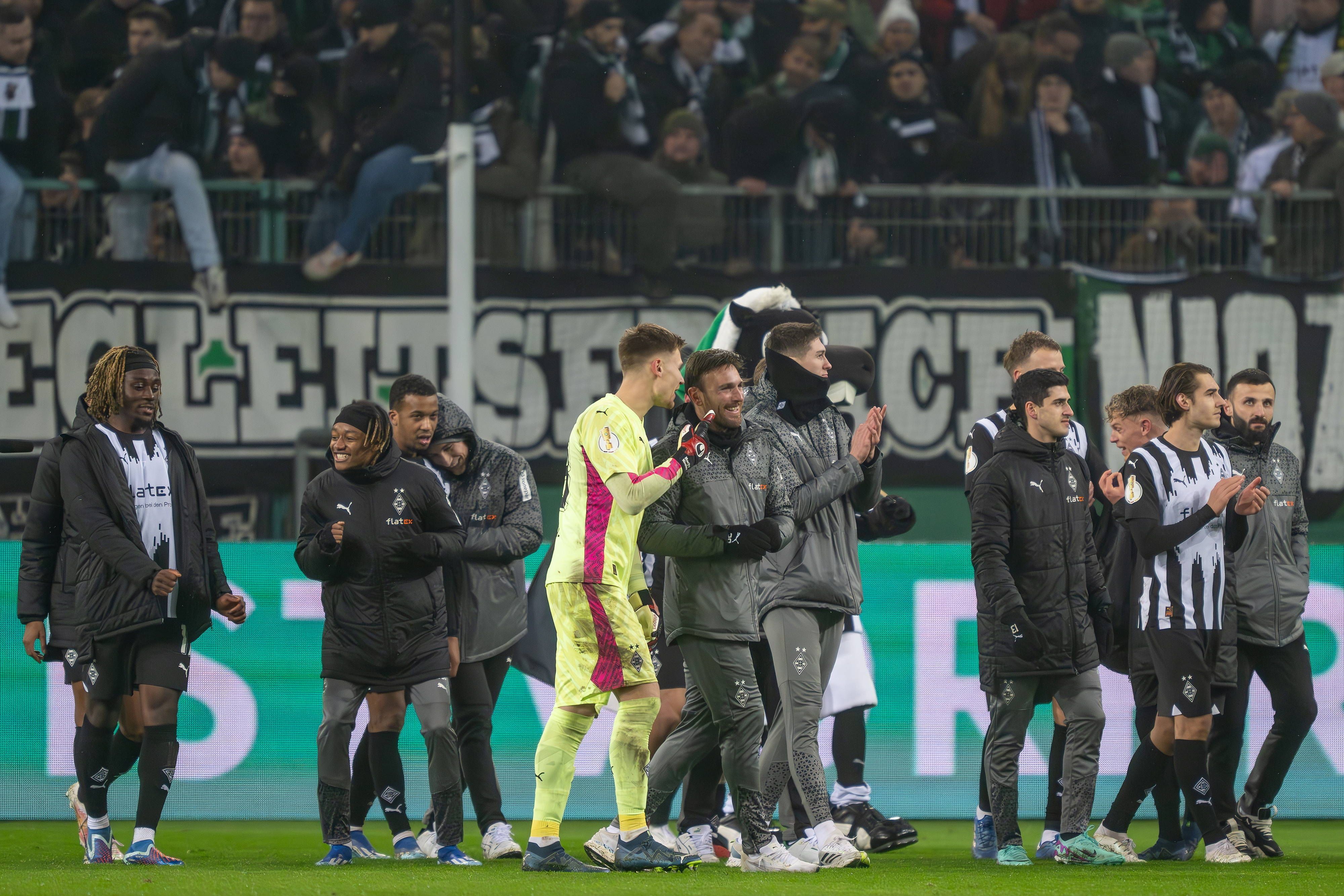Spieler von Borussia Mönchengladbach feiern nach Spielende mit den Fans.