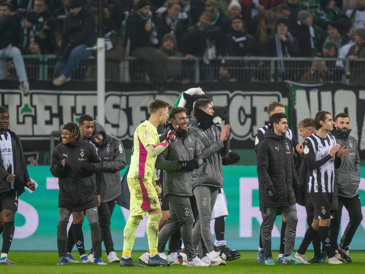 Spieler von Borussia Mönchengladbach feiern nach Spielende mit den Fans.