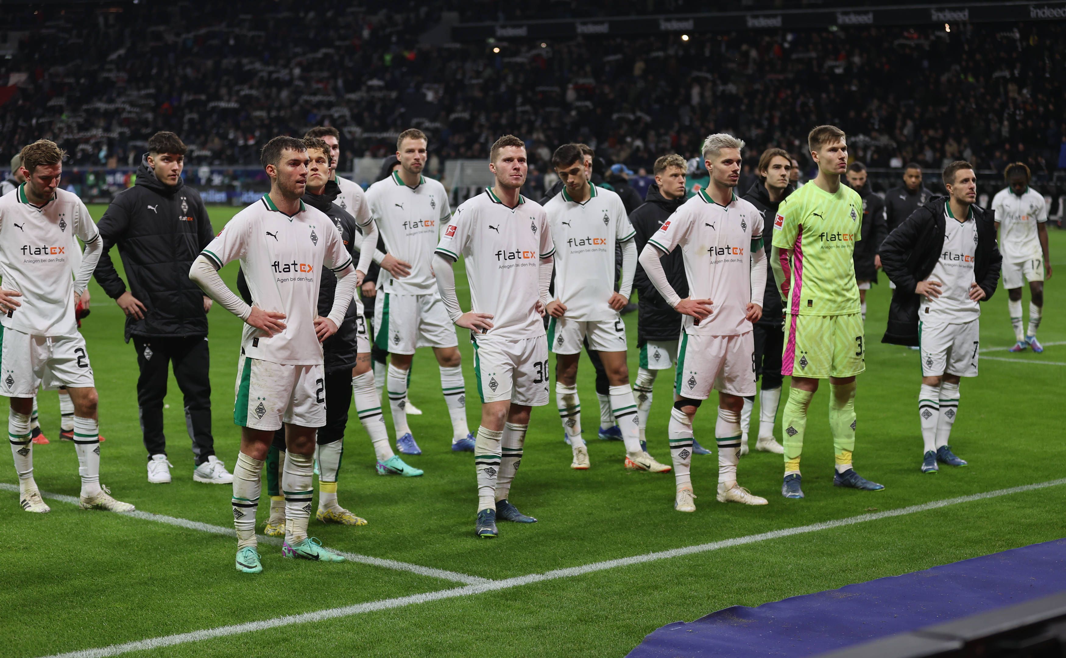 Spieler von Borussia Mönchengladbach stehen geknickt vor den Fans im Gästebereich.