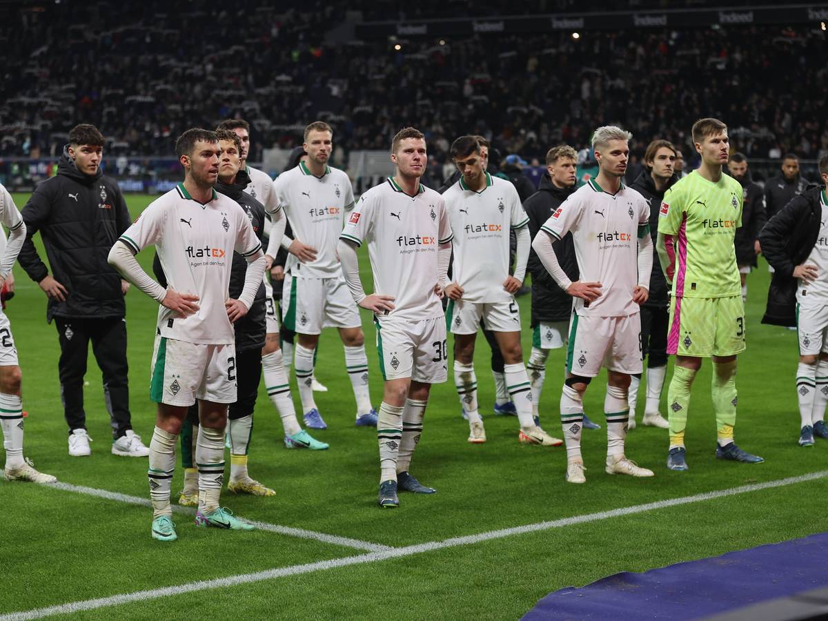 Spieler von Borussia Mönchengladbach stehen geknickt vor den Fans im Gästebereich.
