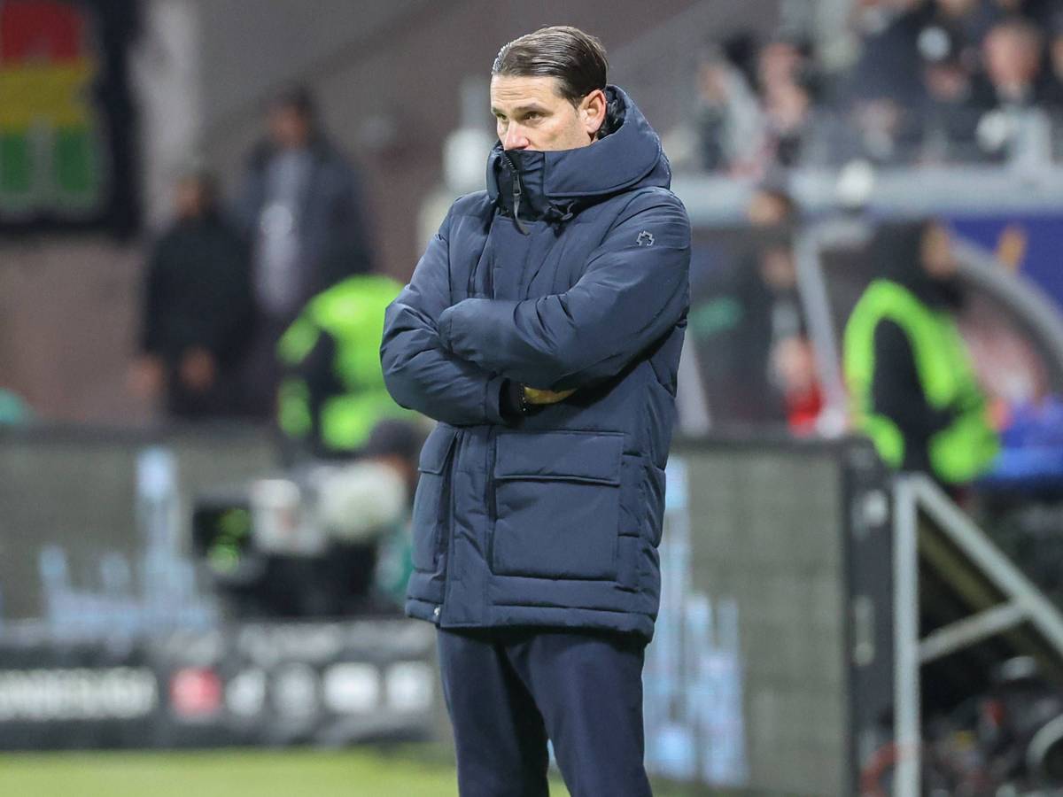 Trainer von Borussia Mönchengladbach blickt enttäuscht.