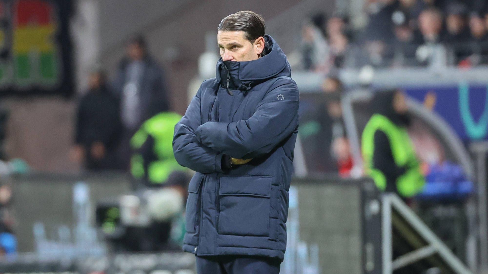 Trainer von Borussia Mönchengladbach blickt enttäuscht.