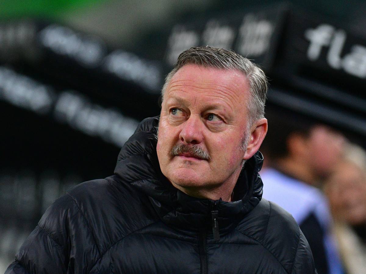 Sport-Geschäftsführer von Borussia Mönchengladbach mit fokussiertem Blick.