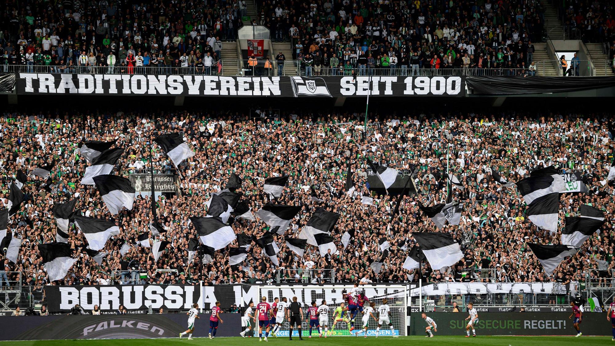 Die Fans von Borussia Mönchengladbach während eines Spiels gegen RB Leipzig mit Bannern.