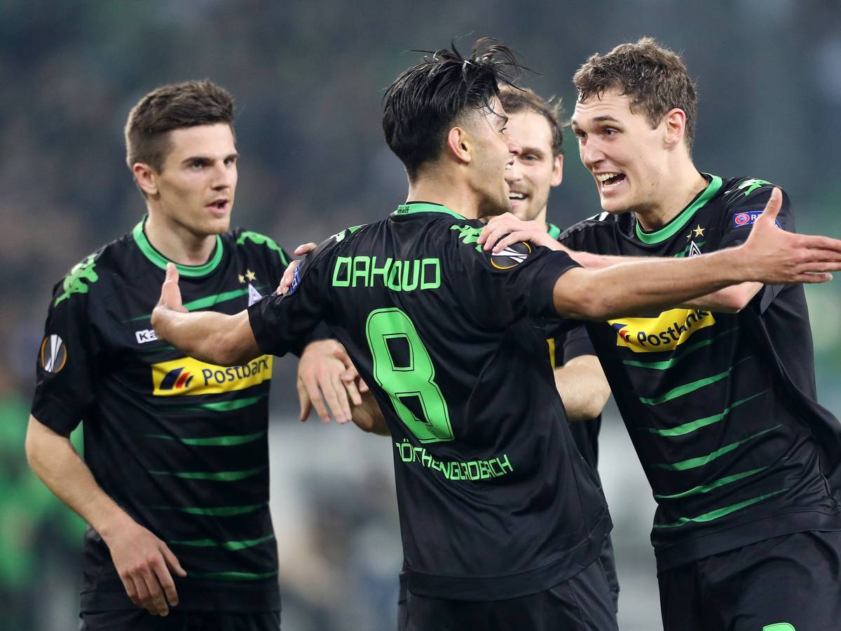 Spieler von Borussia Mönchengladbach bejubeln einen Treffer in der Europa League.