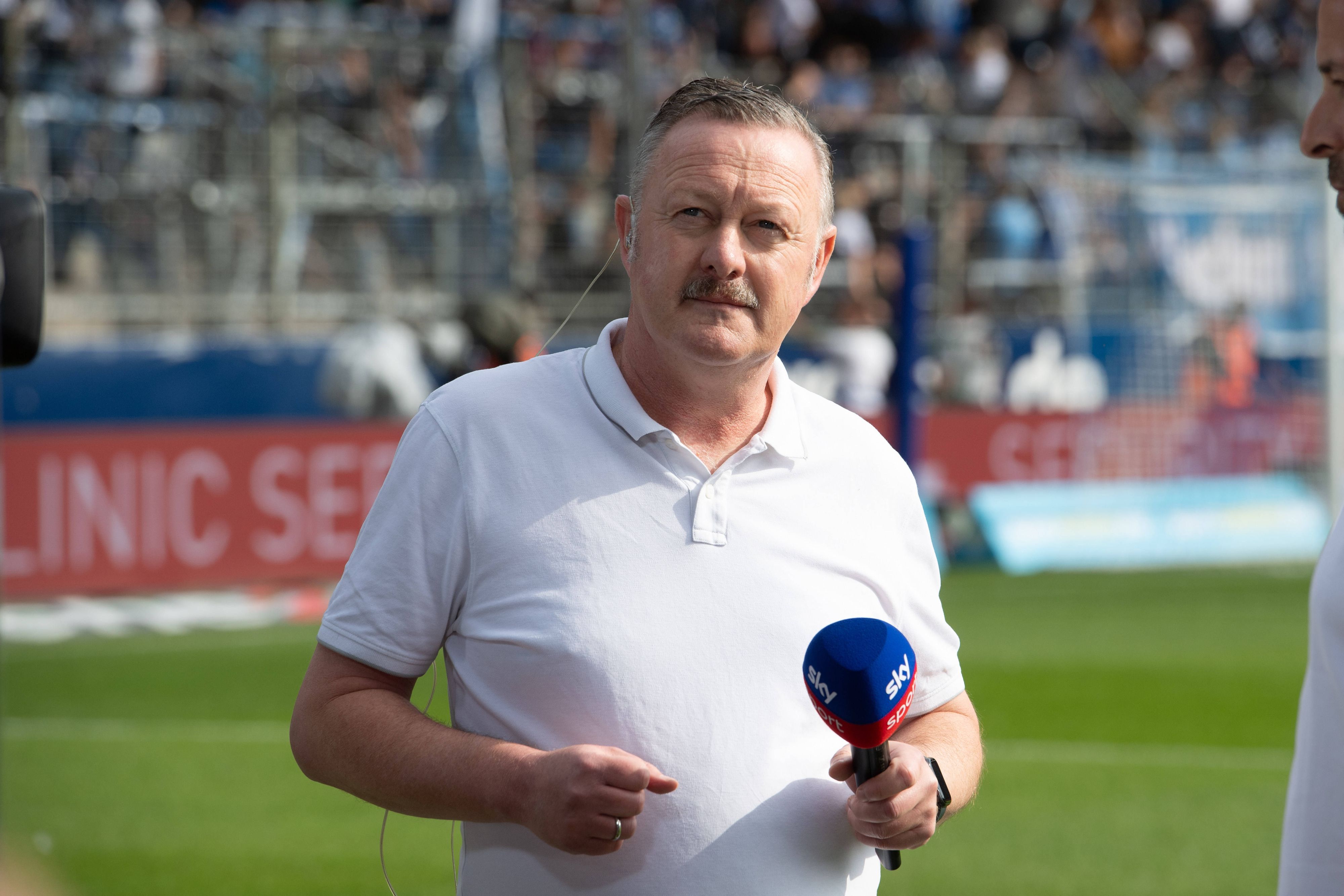 Sport-Geschäftsführer von Borussia Mönchengladbach vor einem Sky-Interview.