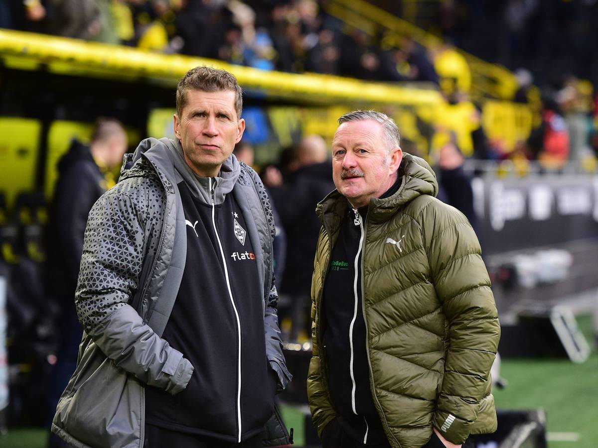 Co-Trainer und Sport-Geschäftsführer von Borussia Mönchengladbach im Gespräch vor einem Spiel.
