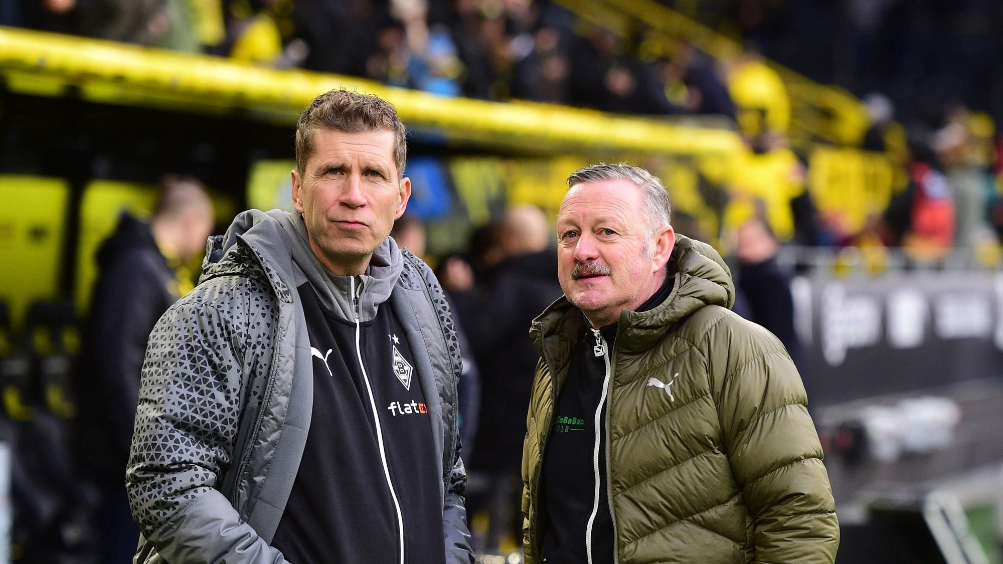 Co-Trainer und Sport-Geschäftsführer von Borussia Mönchengladbach im Gespräch vor einem Spiel.
