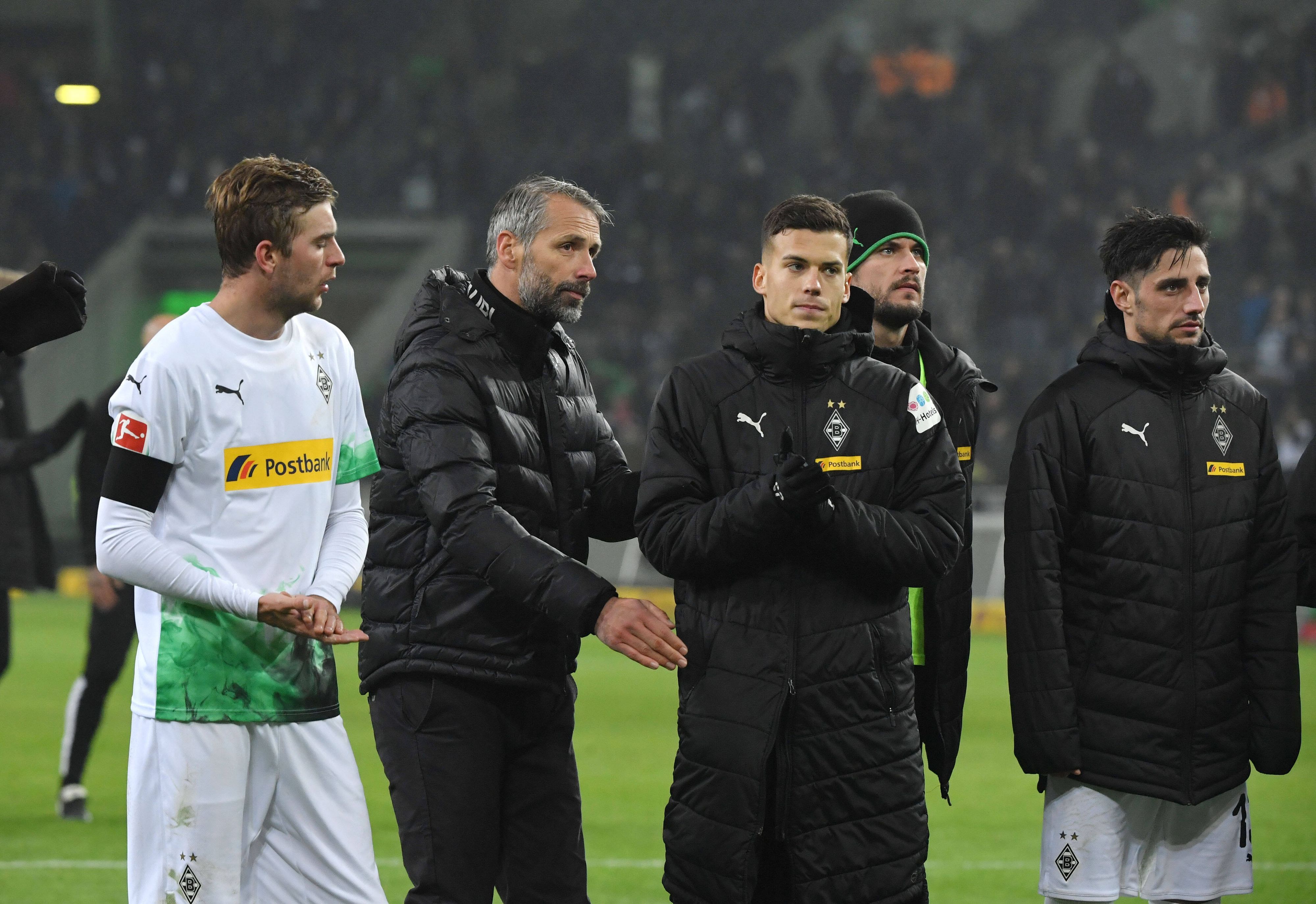 Spieler von Borussia Mönchengladbach feiern einen Sieg.