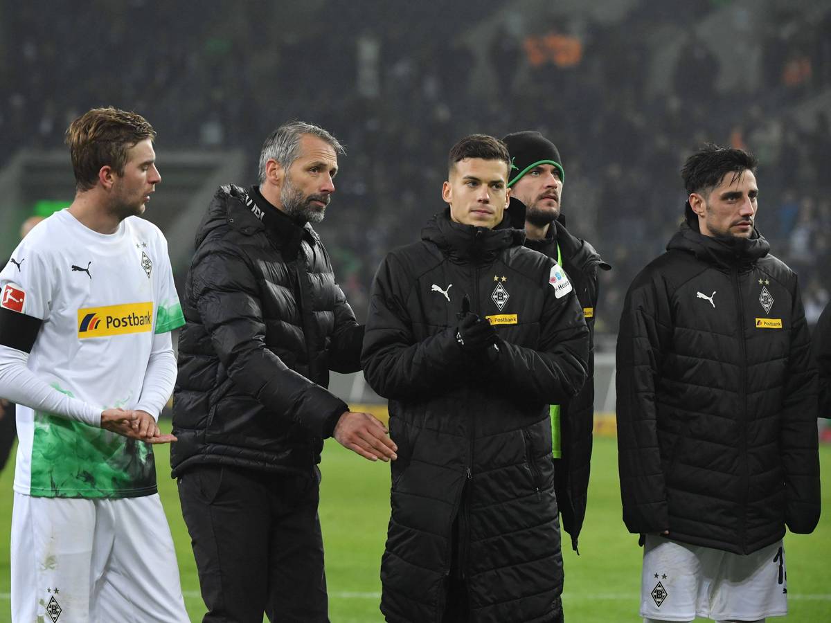 Spieler von Borussia Mönchengladbach feiern einen Sieg.