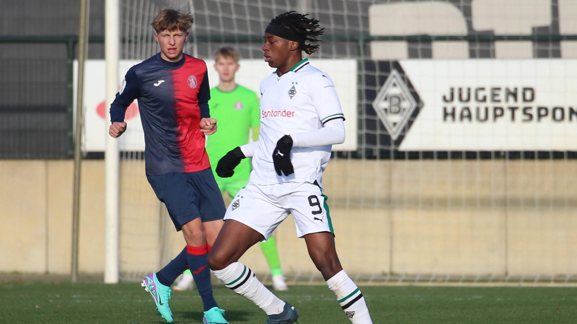 Top-Talent von Borussia Mönchengladbach behauptet den Ball gegen einen gegnerischen Abwehrspieler.