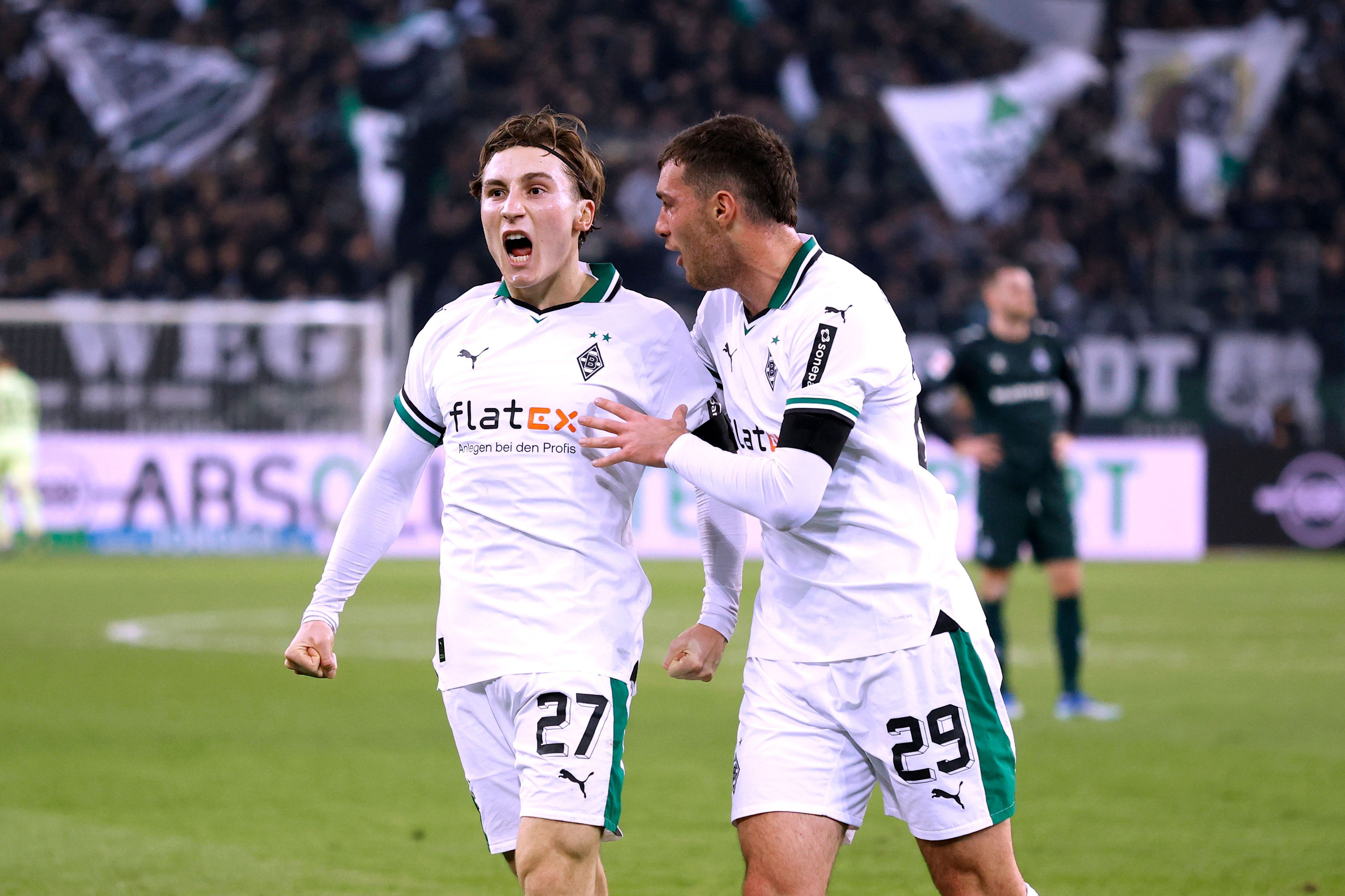 Ein Spieler von Borussia Mönchengladbach bejubelt einen erzielten Treffer.