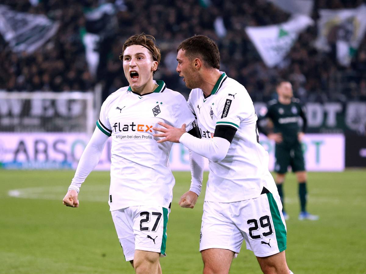 Ein Spieler von Borussia Mönchengladbach bejubelt einen erzielten Treffer.