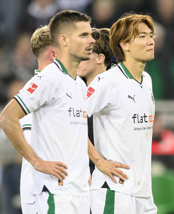 Julian Weigl, Ko Itakura und Maxi Wöber (v.l.n.r.) stehen nach dem Spiel von Borussia Mönchengladbach gegen Mainz 05 nebeneinander.