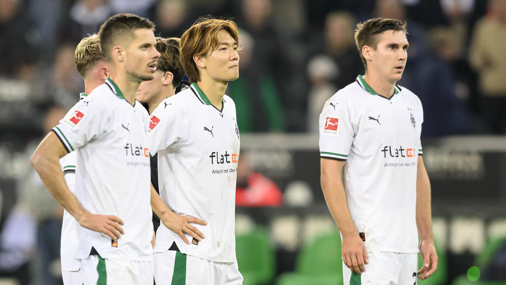 Julian Weigl, Ko Itakura und Maxi Wöber (v.l.n.r.) stehen nach dem Spiel von Borussia Mönchengladbach gegen Mainz 05 nebeneinander.