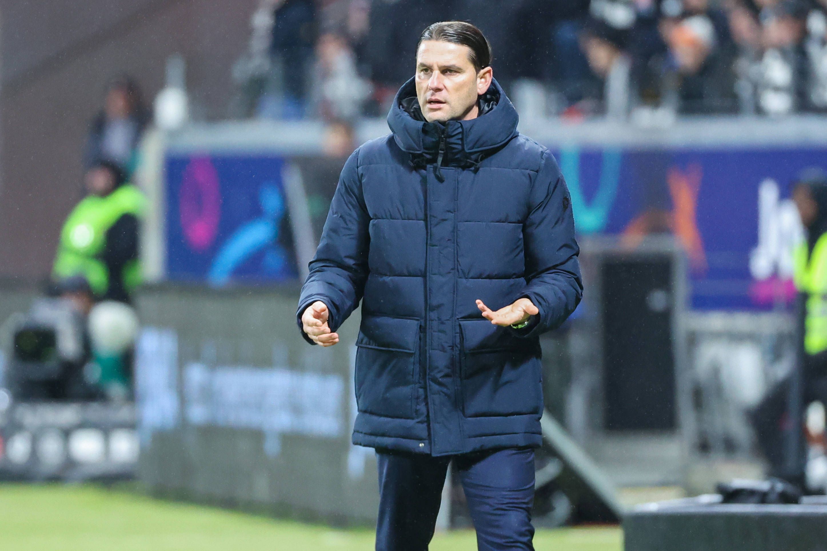 Trainer von Borussia Mönchengladbach gestikuliert und gibt Anweisungen während eines Spiels.