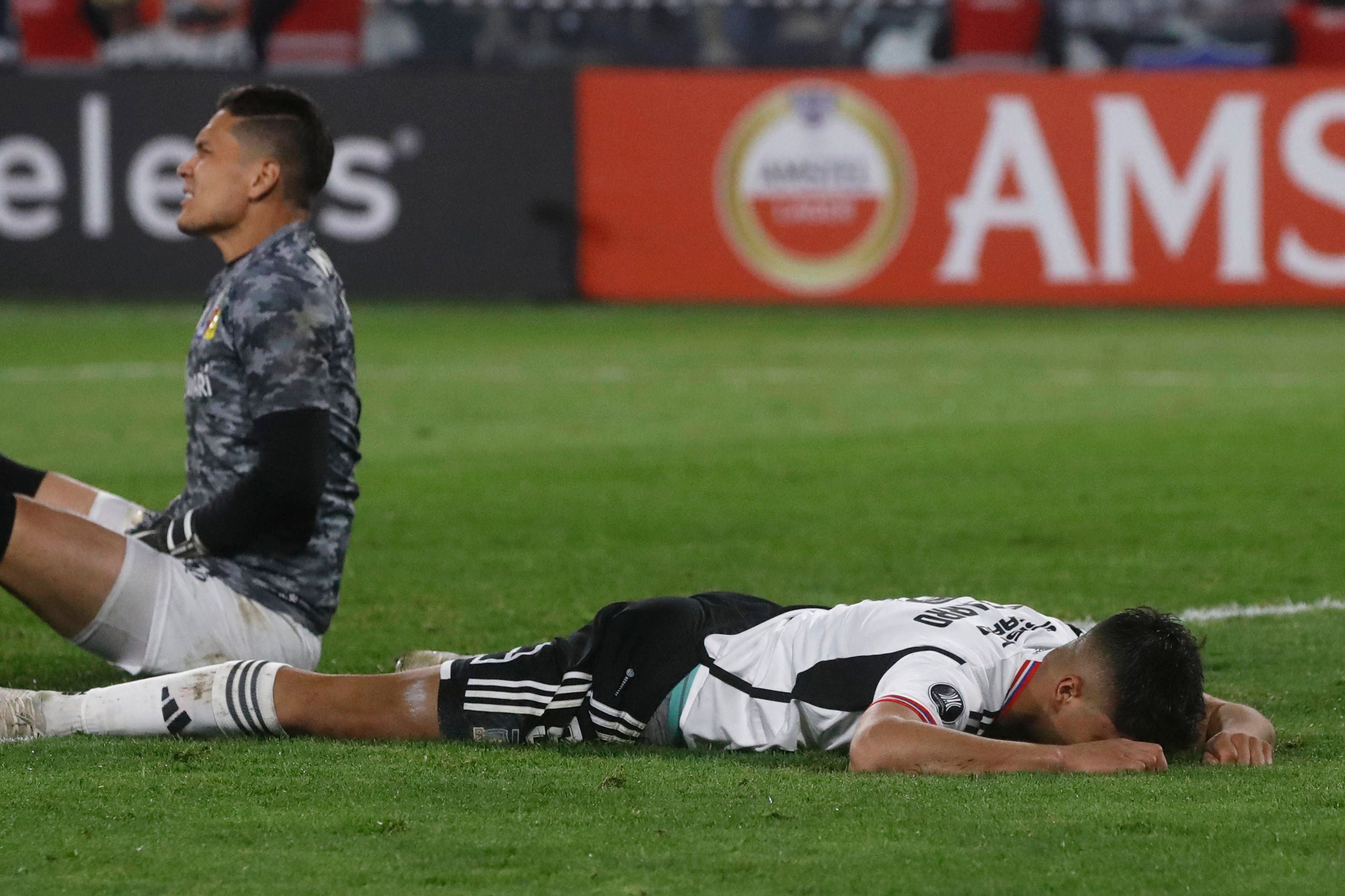 Damian Pizarro liegt im Strafraum auf dem Boden.