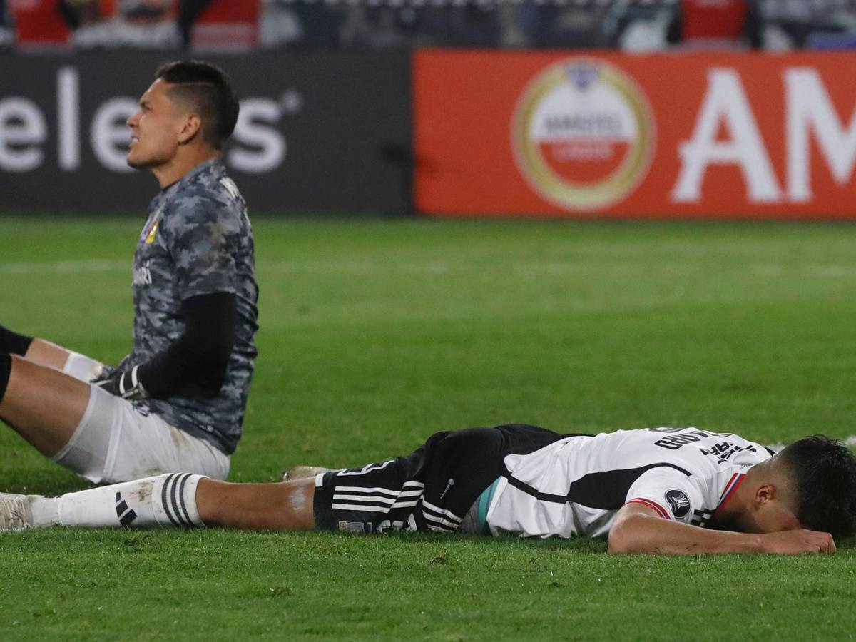 Damian Pizarro liegt im Strafraum auf dem Boden.