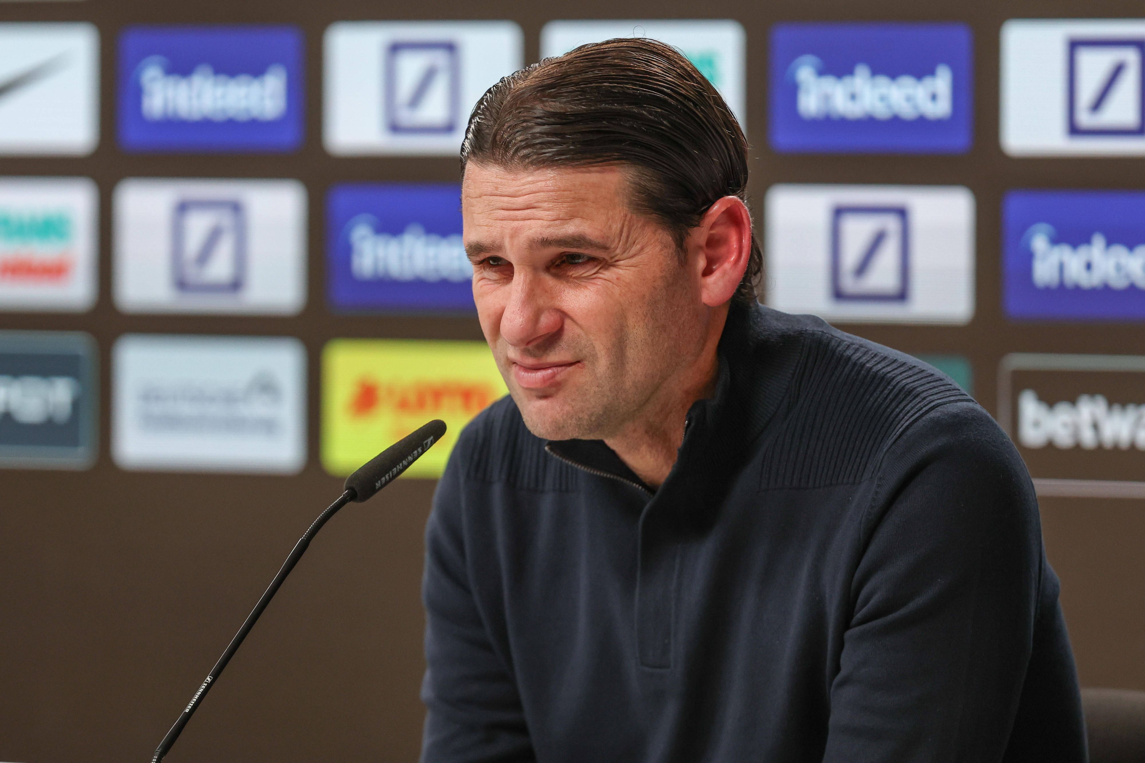 Gerardo Seoane bei einer Pressekonferenz.
