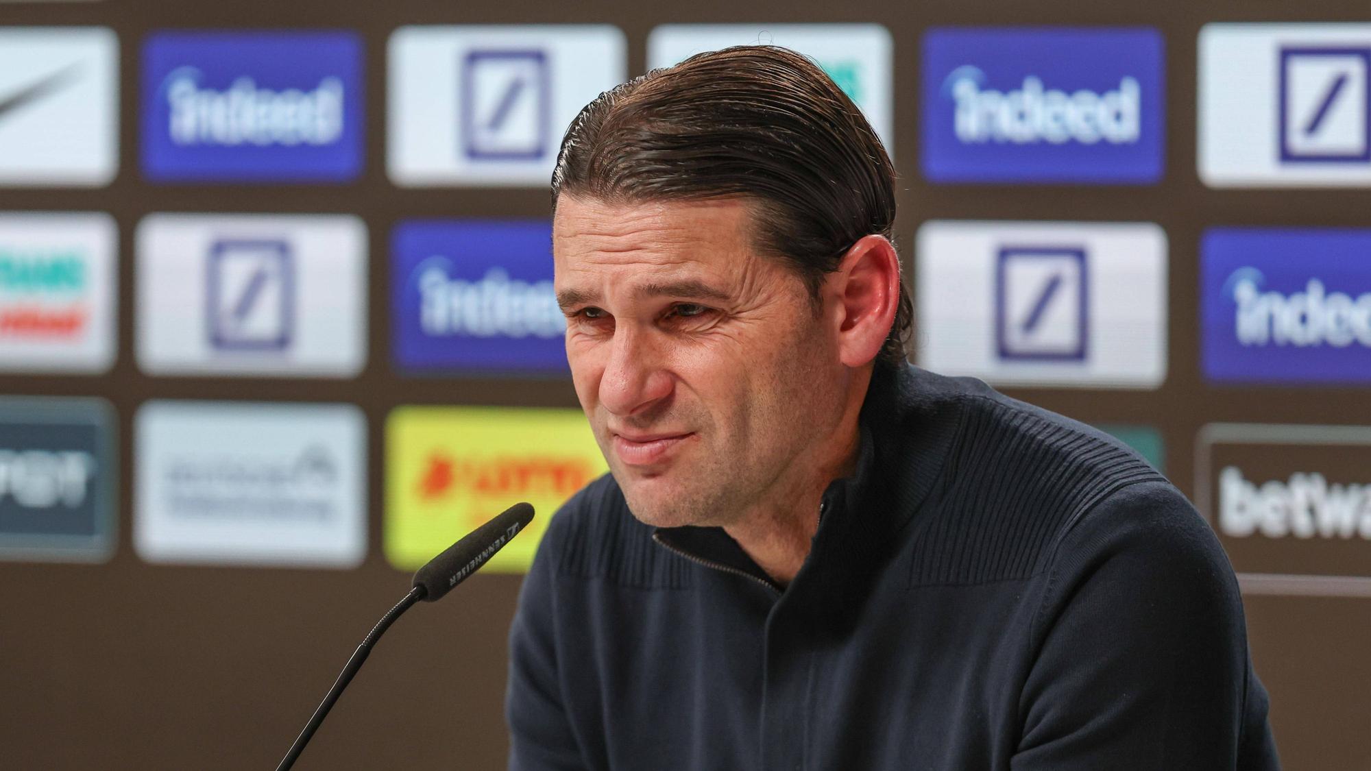 Gerardo Seoane bei einer Pressekonferenz.