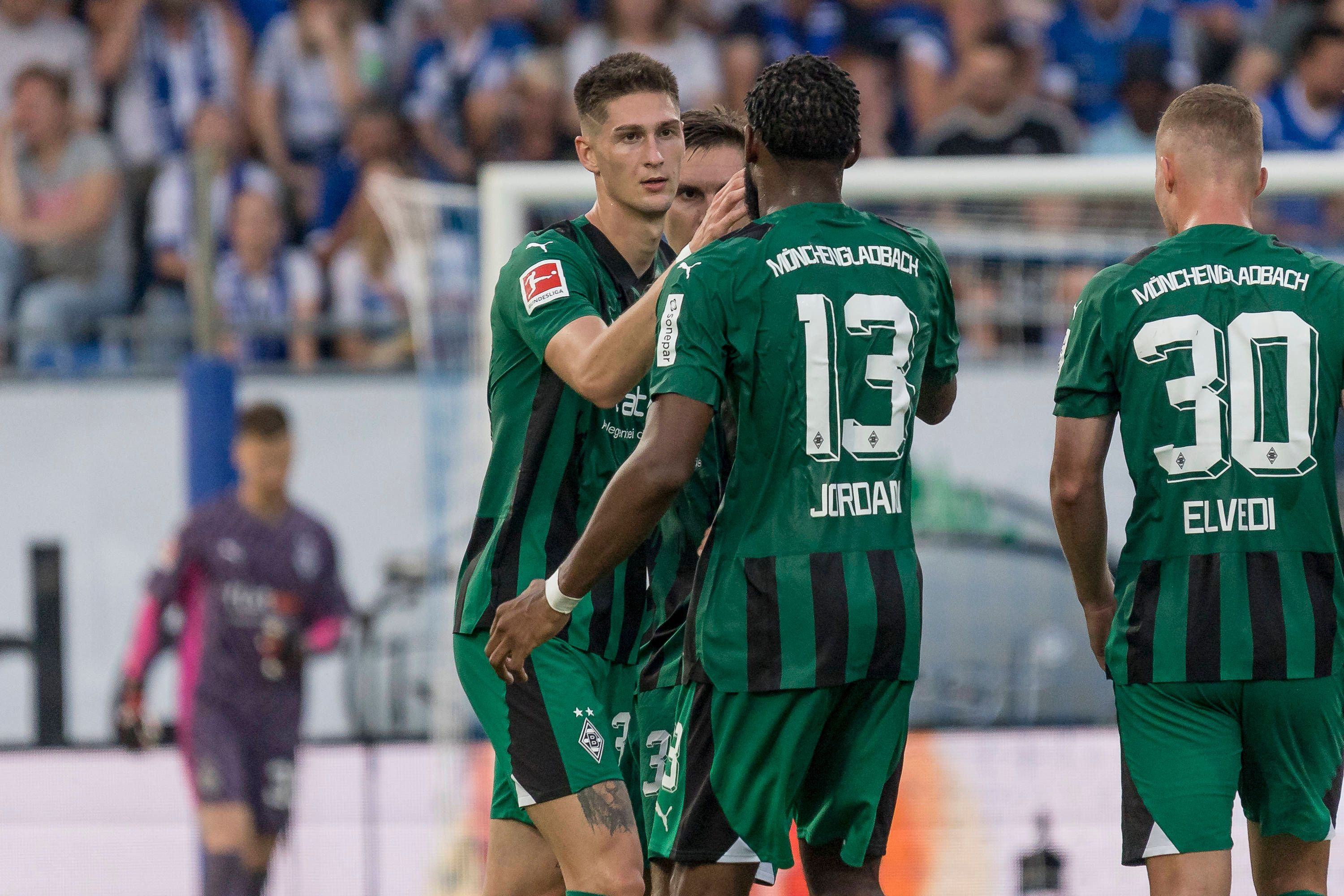 Tomas Cvancara und Jordan Siebatcheu schlagen ein.
