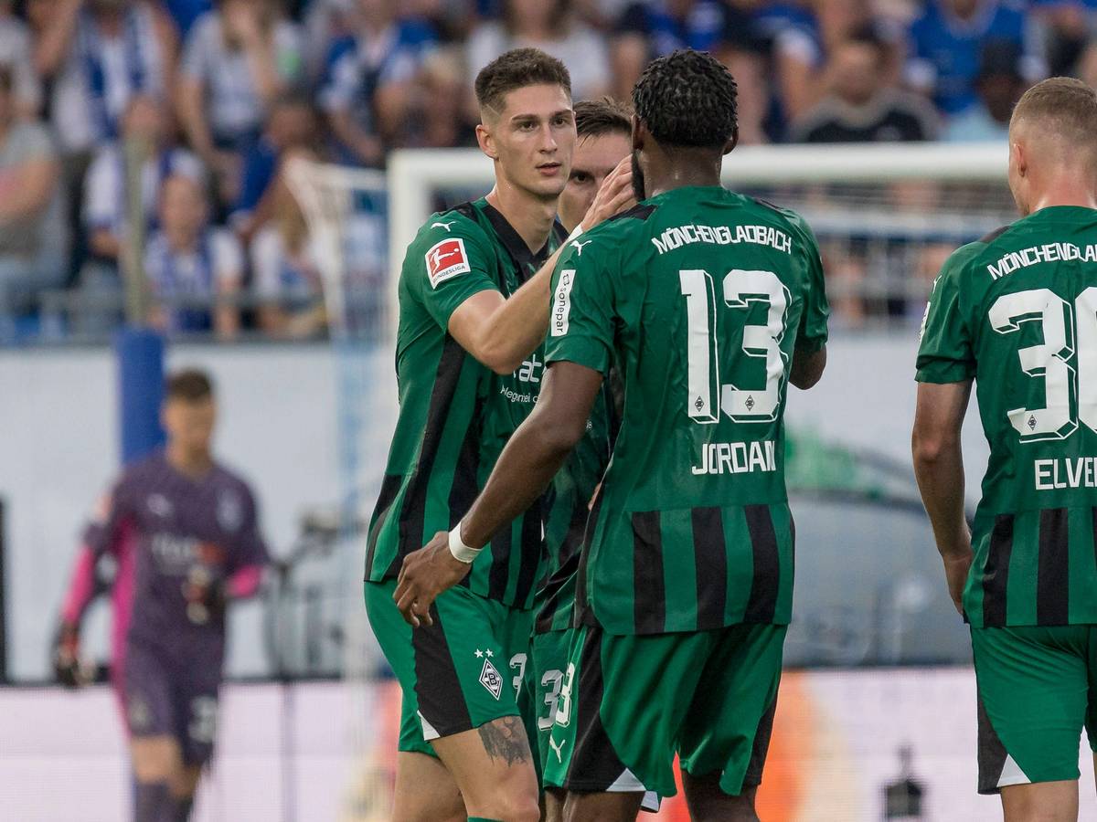 Tomas Cvancara und Jordan Siebatcheu schlagen ein.