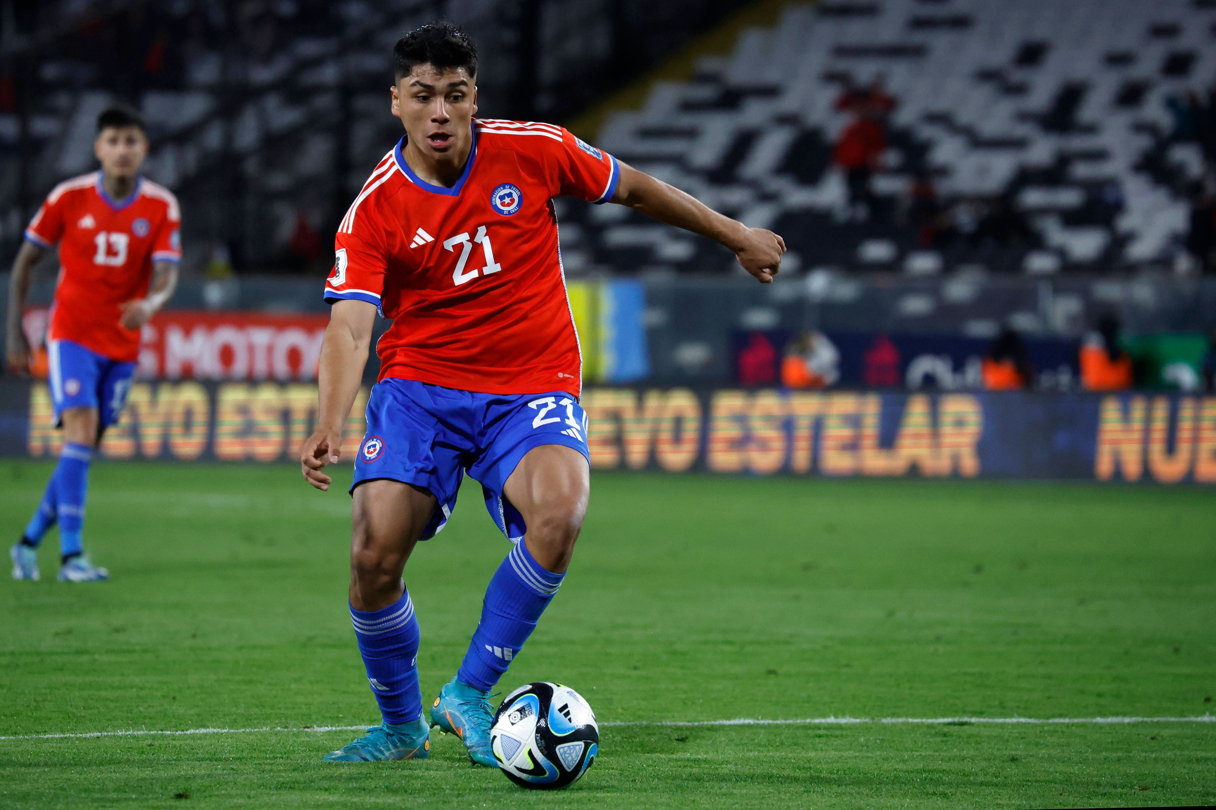 Damian Pizarro am Ball für die Nationalmannschaft von Chile.