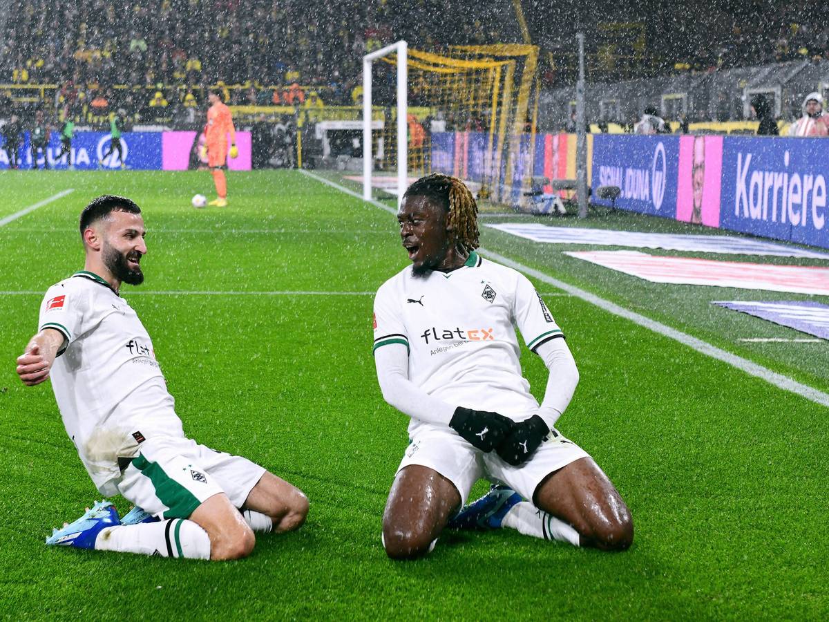 Franck Honorat und Manu Koné rutschen jubelnd über den Rasen im Signal-Iduna-Park in Dortmund.