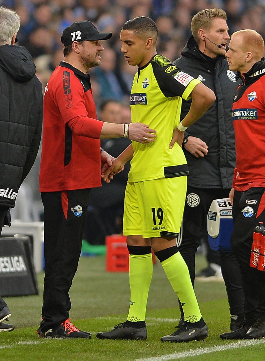 Steffen Baumgart und Abdelhamid Sabiri am Spielfeldrand.