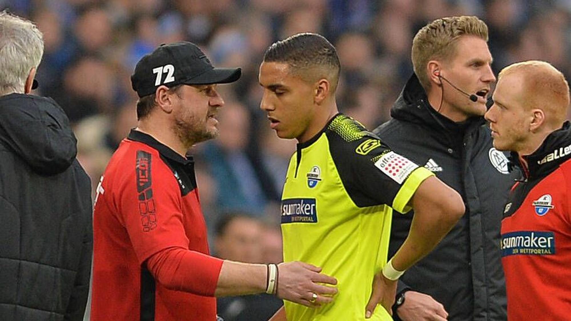 Steffen Baumgart und Abdelhamid Sabiri am Spielfeldrand.