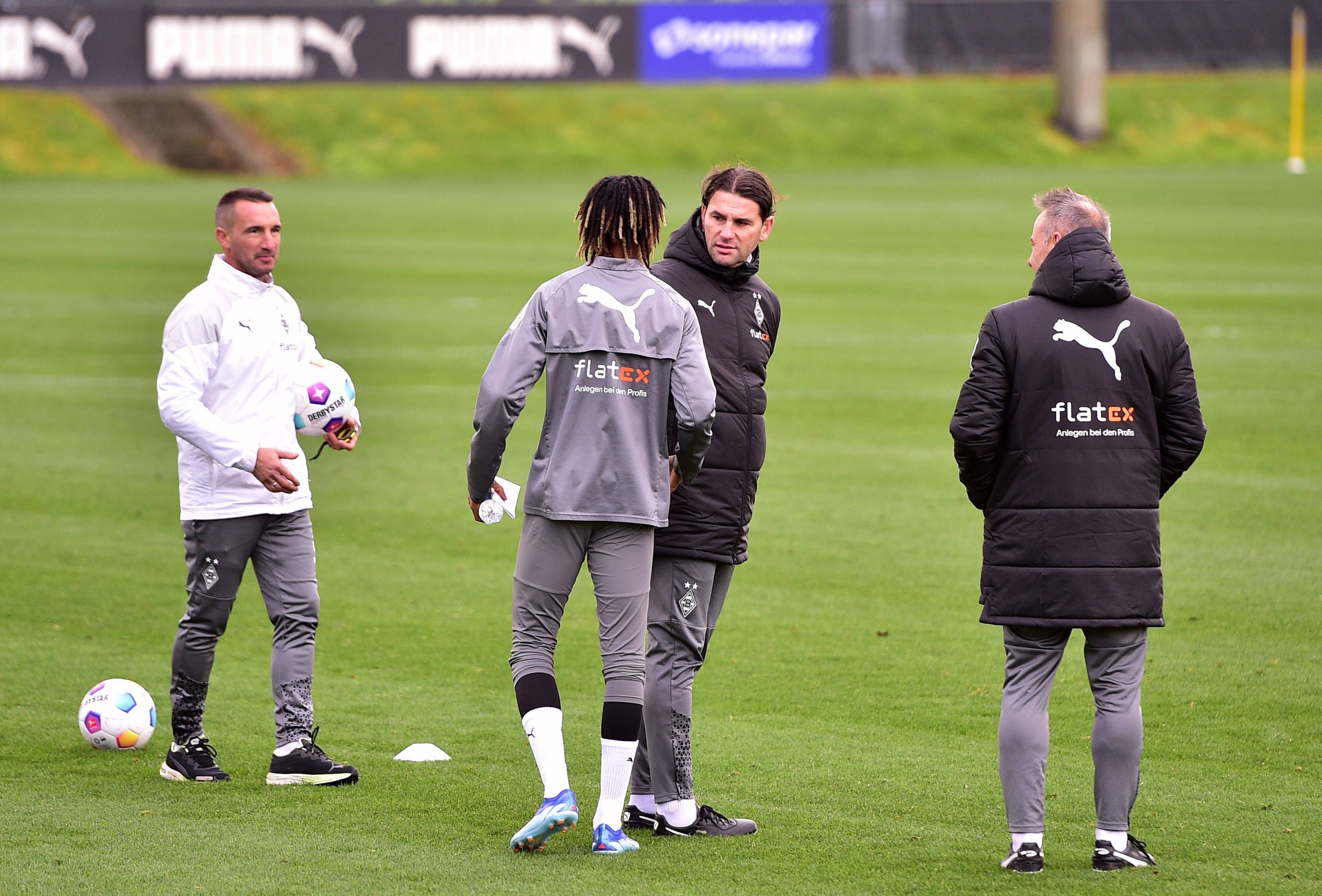 Yvandro Borges Sanches geht auf dem Trainingsplatz zu seinem Trainer Gerardo Seoane.