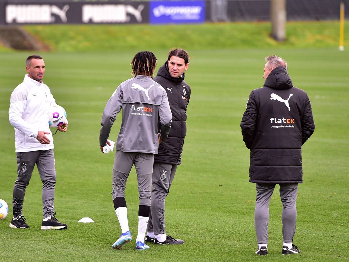 Yvandro Borges Sanches geht auf dem Trainingsplatz zu seinem Trainer Gerardo Seoane.