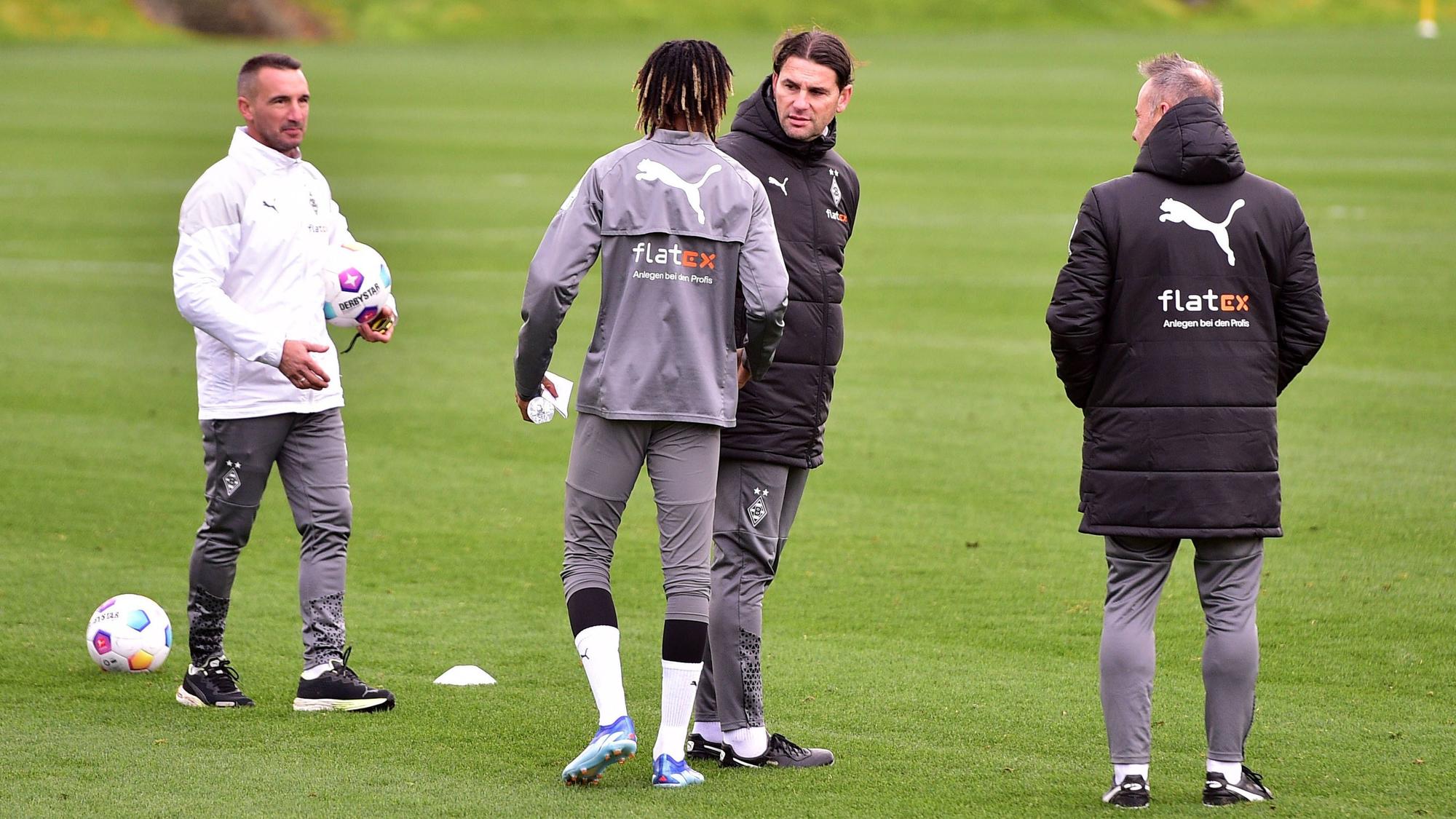Yvandro Borges Sanches geht auf dem Trainingsplatz zu seinem Trainer Gerardo Seoane.