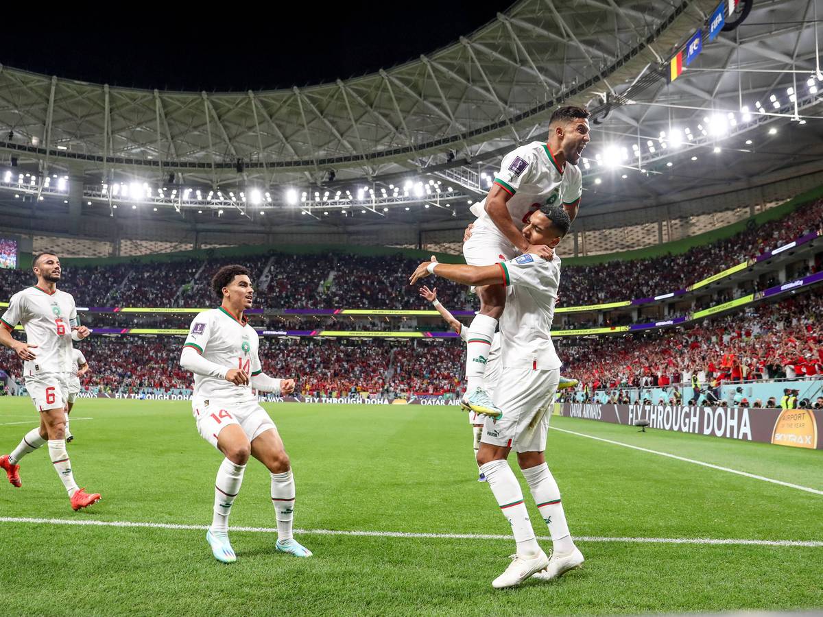 Die Nationalspieler Marokkos feiern beim WM-Spiel gegen Belgien.